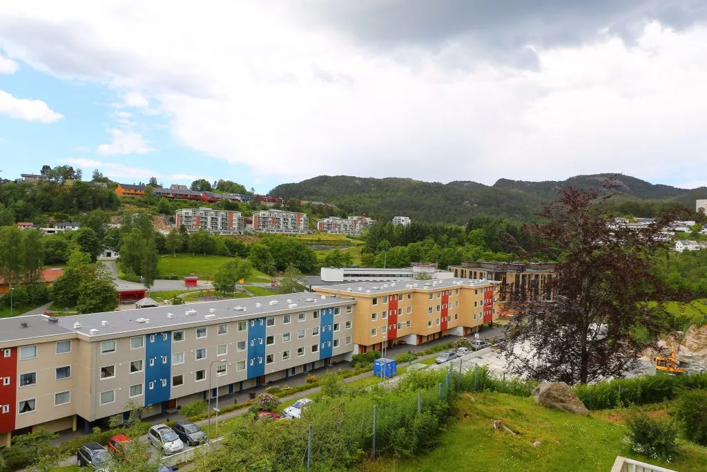 Utsikt over boligblokker, grøntarealer og skogkledde åser i Fyllingsdalen